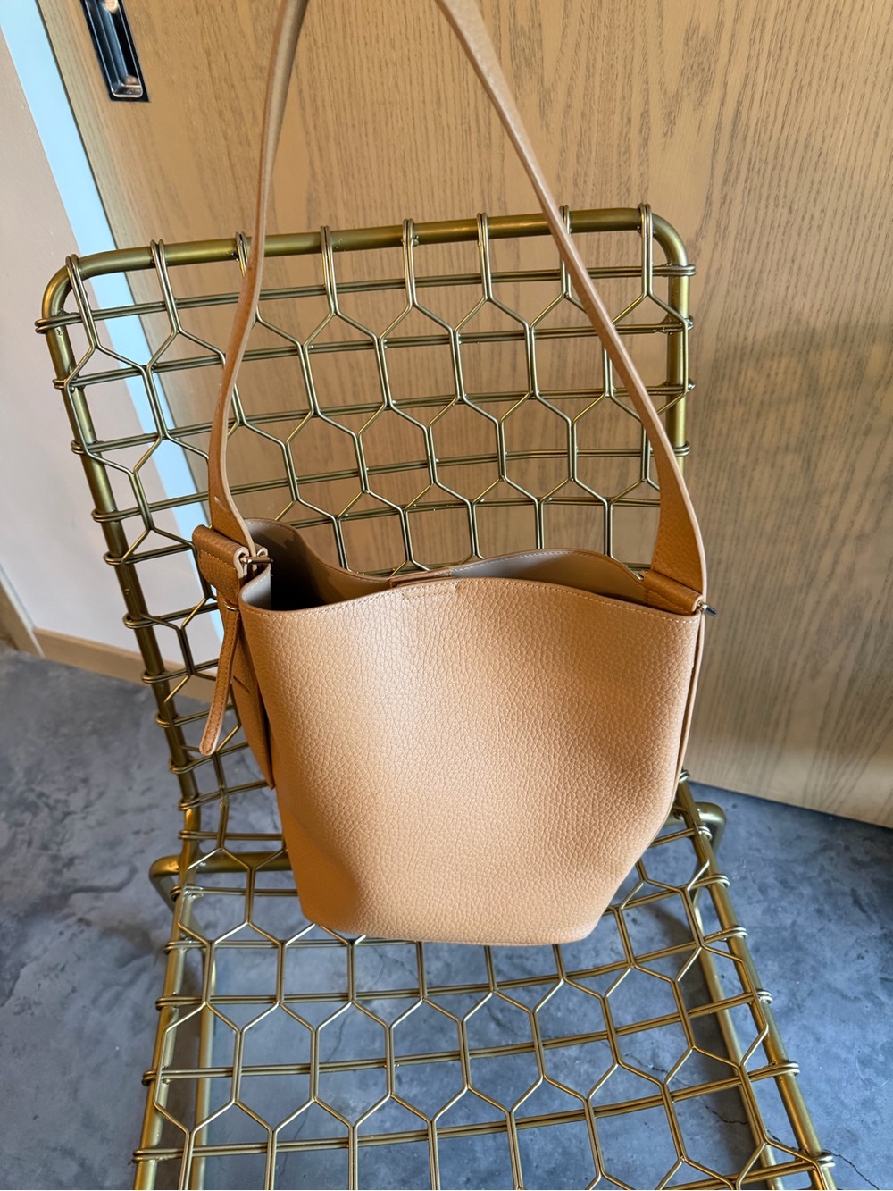 Tan Leather Bucket Shoulder Bag - Classic Womens Tote